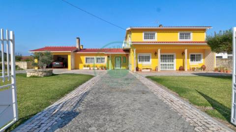 - Vende-se moradia com piscina e terreno, que se...