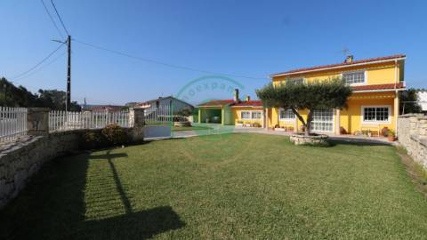 - Vende-se moradia com piscina e terreno, que se...