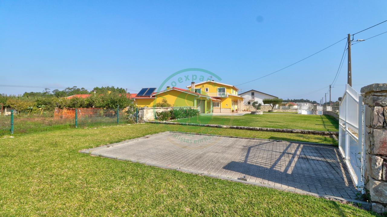 - Vende-se moradia com piscina e terreno, que se...