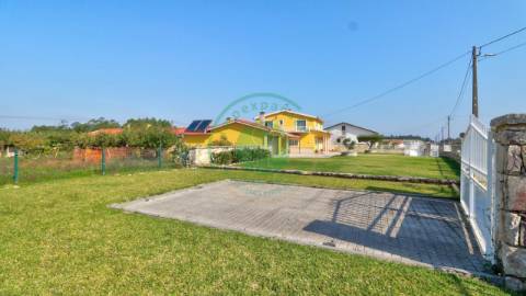 - Vende-se moradia com piscina e terreno, que se...