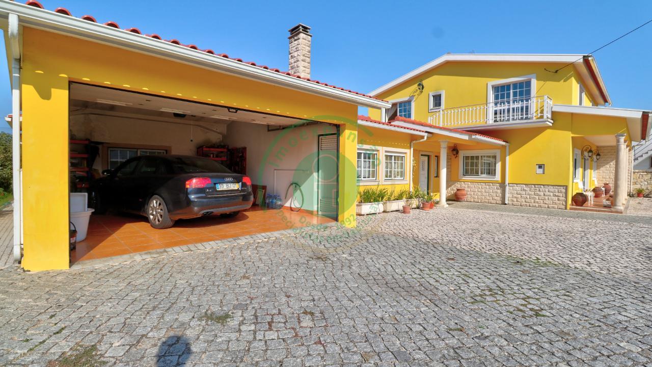 - Vende-se moradia com piscina e terreno, que se...