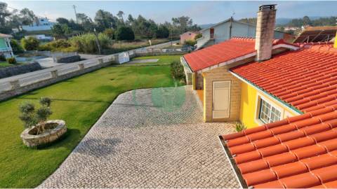 - Vende-se moradia com piscina e terreno, que se...