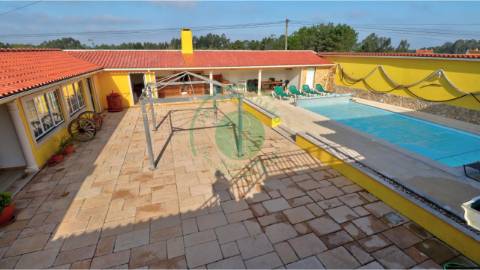 - Vende-se moradia com piscina e terreno, que se...