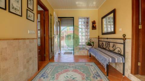 - Vende-se moradia com piscina e terreno, que se...