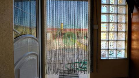 - Vende-se moradia com piscina e terreno, que se...