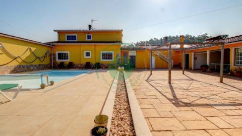 - Vende-se moradia com piscina e terreno, que se...