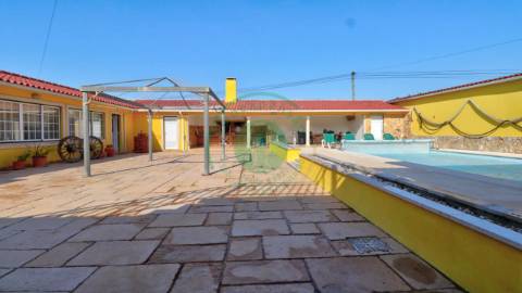 - Vende-se moradia com piscina e terreno, que se...