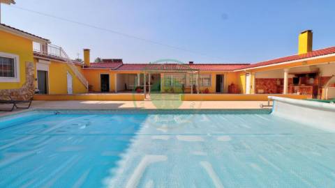 - Vende-se moradia com piscina e terreno, que se...