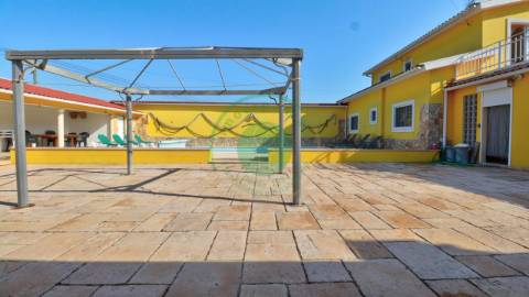 - Vende-se moradia com piscina e terreno, que se...