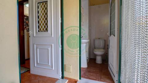 - Vende-se moradia com piscina e terreno, que se...