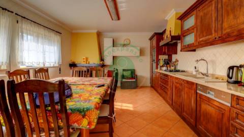 - Vende-se moradia com piscina e terreno, que se...