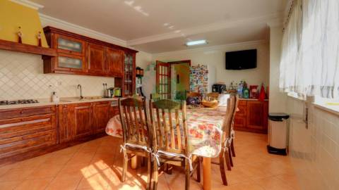 - Vende-se moradia com piscina e terreno, que se...