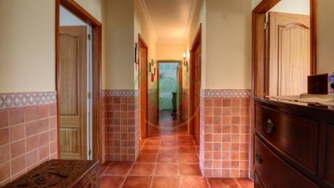 - Vende-se moradia com piscina e terreno, que se...