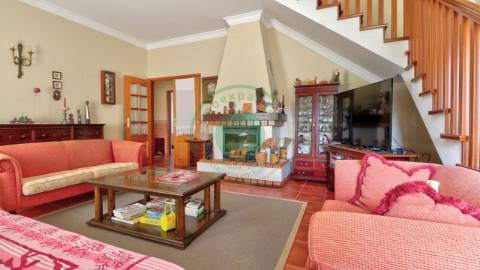 - Vende-se moradia com piscina e terreno, que se...