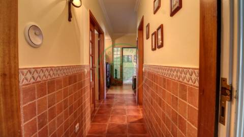 - Vende-se moradia com piscina e terreno, que se...