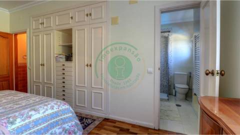 - Vende-se moradia com piscina e terreno, que se...