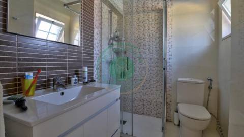 - Vende-se moradia com piscina e terreno, que se...