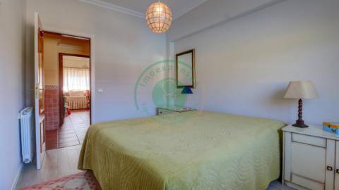 - Vende-se moradia com piscina e terreno, que se...