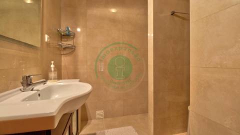 - Vende-se moradia com piscina e terreno, que se...