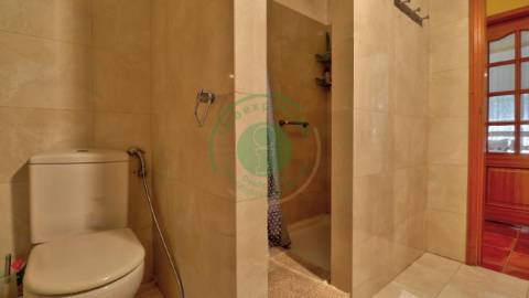 - Vende-se moradia com piscina e terreno, que se...