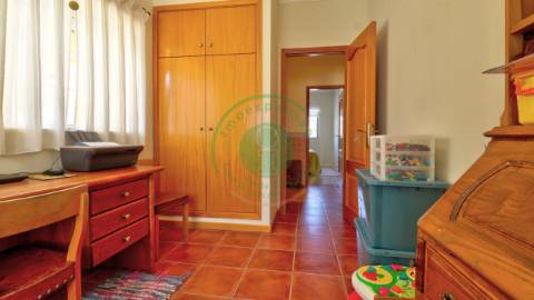 - Vende-se moradia com piscina e terreno, que se...