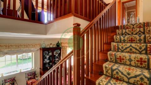 - Vende-se moradia com piscina e terreno, que se...