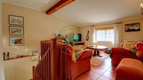 - Vende-se moradia com piscina e terreno, que se...