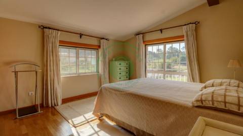 - Vende-se moradia com piscina e terreno, que se...