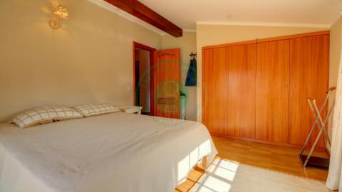 - Vende-se moradia com piscina e terreno, que se...