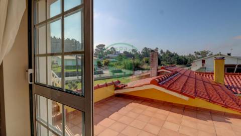 - Vende-se moradia com piscina e terreno, que se...