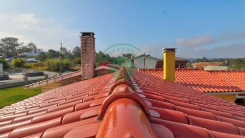 - Vende-se moradia com piscina e terreno, que se...