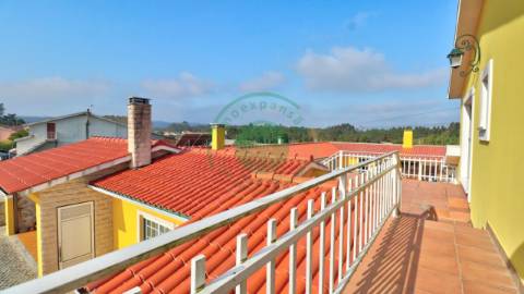 - Vende-se moradia com piscina e terreno, que se...