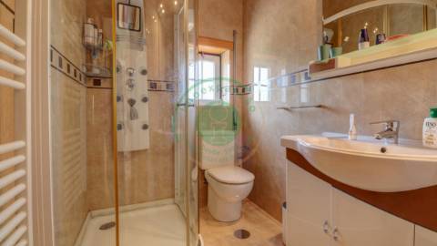 - Vende-se moradia com piscina e terreno, que se...