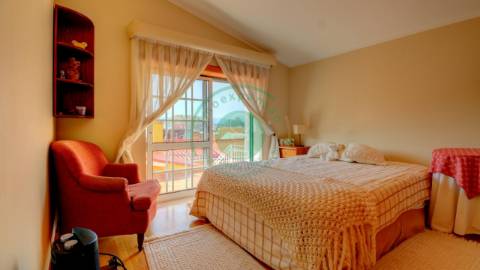 - Vende-se moradia com piscina e terreno, que se...