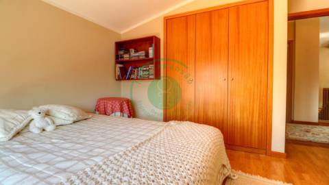 - Vende-se moradia com piscina e terreno, que se...