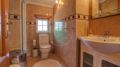 - Vende-se moradia com piscina e terreno, que se...