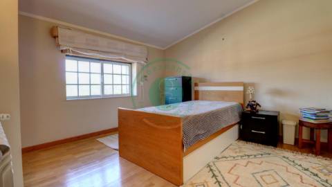 - Vende-se moradia com piscina e terreno, que se...