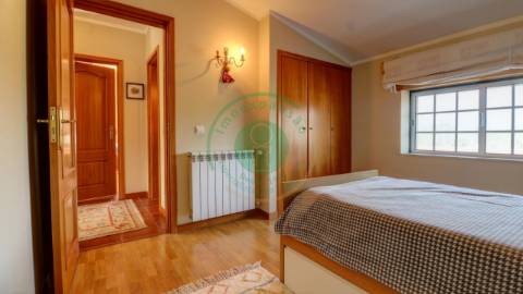 - Vende-se moradia com piscina e terreno, que se...