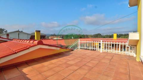 - Vende-se moradia com piscina e terreno, que se...