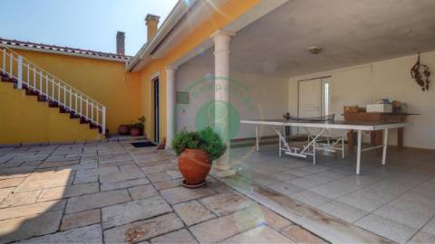 - Vende-se moradia com piscina e terreno, que se...