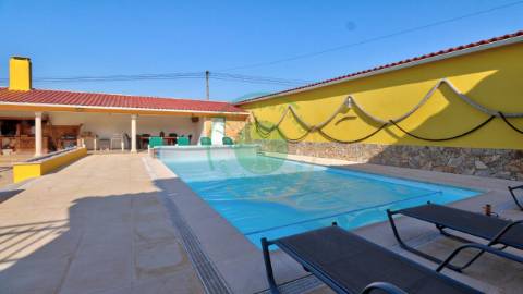 - Vende-se moradia com piscina e terreno, que se...