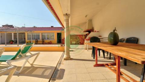 - Vende-se moradia com piscina e terreno, que se...