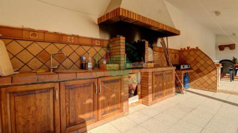 - Vende-se moradia com piscina e terreno, que se...