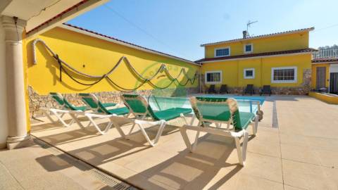 - Vende-se moradia com piscina e terreno, que se...