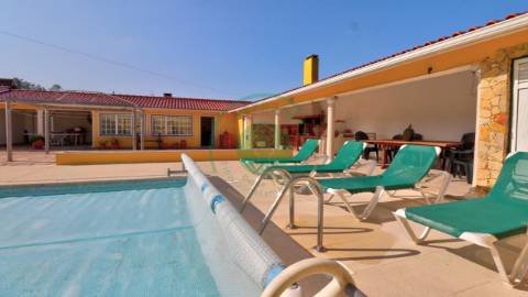 - Vende-se moradia com piscina e terreno, que se...