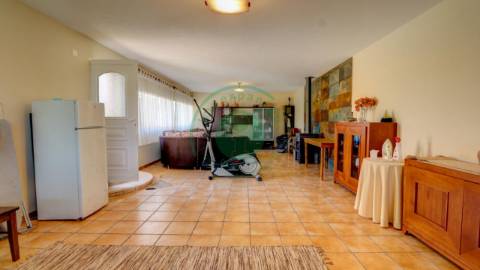 - Vende-se moradia com piscina e terreno, que se...