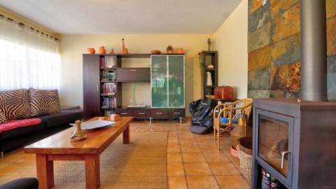 - Vende-se moradia com piscina e terreno, que se...