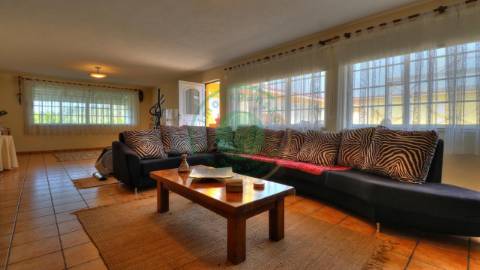 - Vende-se moradia com piscina e terreno, que se...