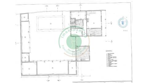 - Vende-se moradia com piscina e terreno, que se...