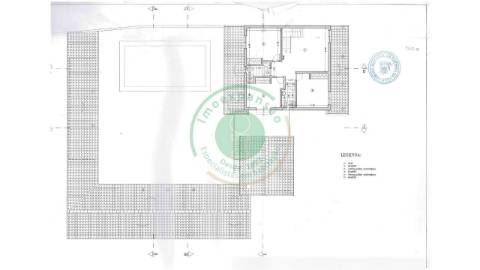 - Vende-se moradia com piscina e terreno, que se...